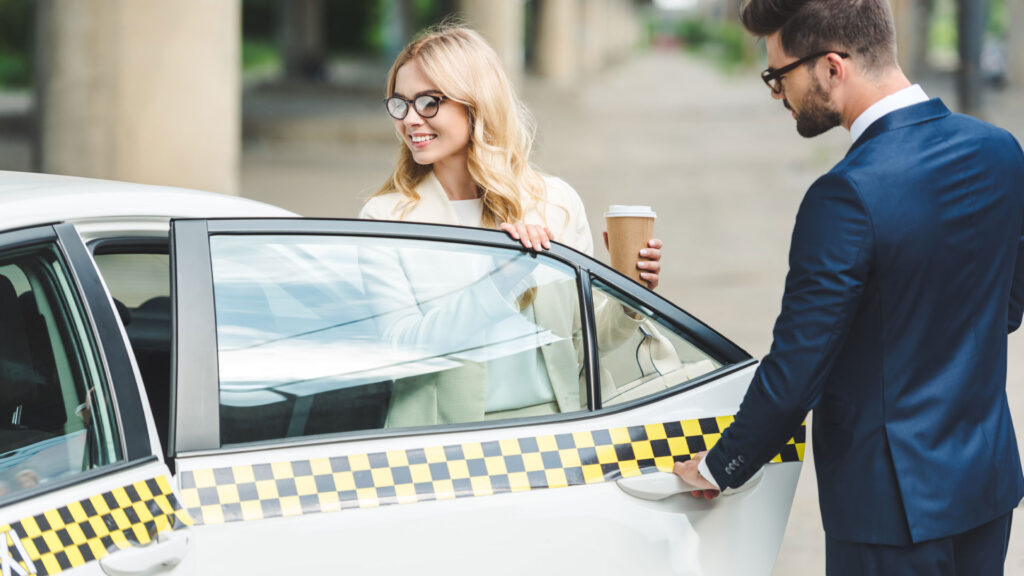 Chauffeur Mistral VTC accueillant une cliente
