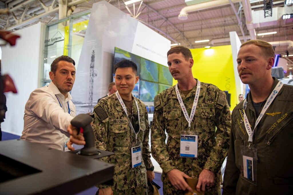 Visiteurs devant une maquette de navire au salon Euronaval, Paris Nord Villepinte