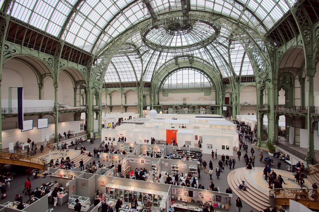 Allées de la foire Paris Photo sous la verrière du Grand Palais