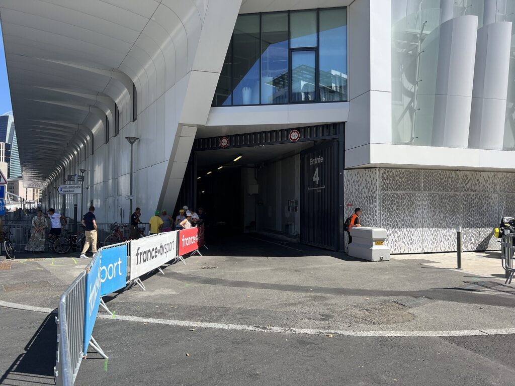 Entrée de Paris La Défense Arena à Nanterre, salle du Rolex Paris Masters
