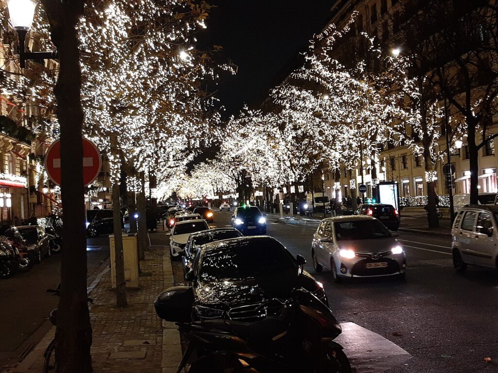 Avenue Montaigne illuminée, quartier de la haute couture à Paris