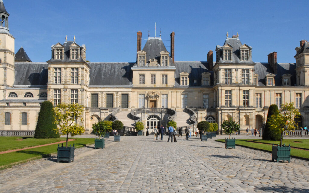 Château de Fontainebleau, cour du Cheval blanc et escalier en fer à cheval