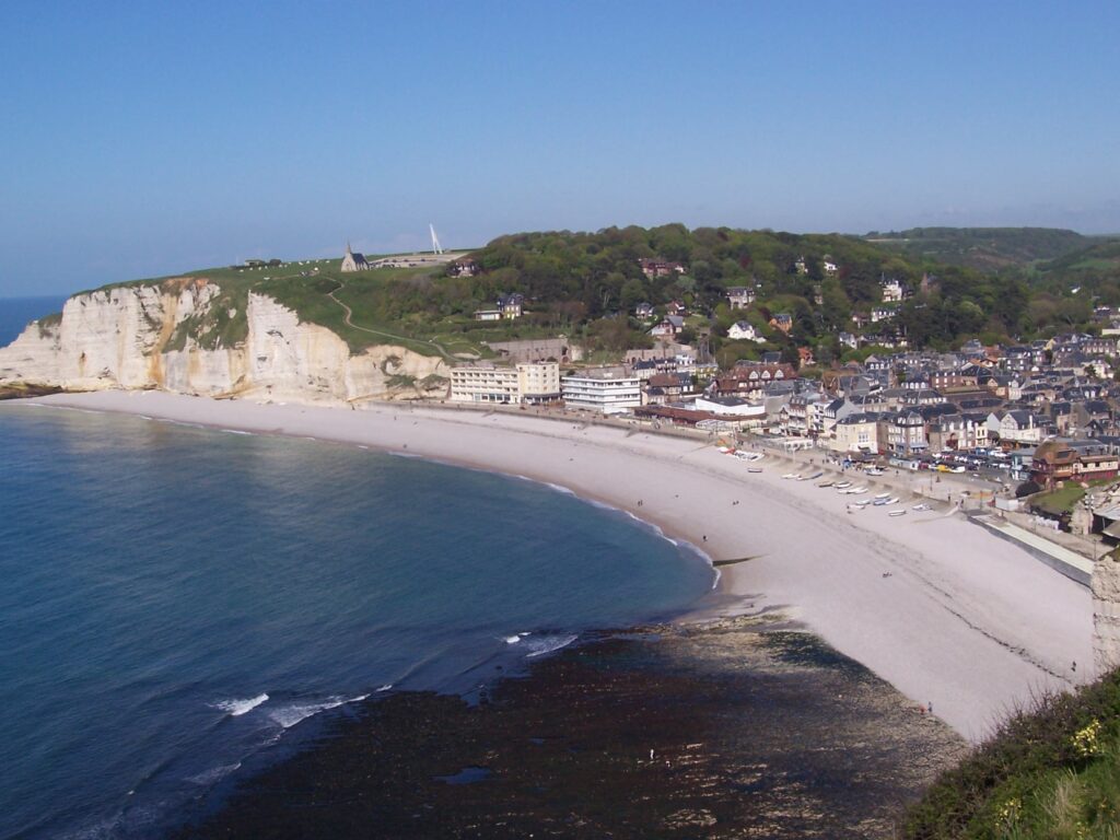 Les falaises et la plage d'Étretat