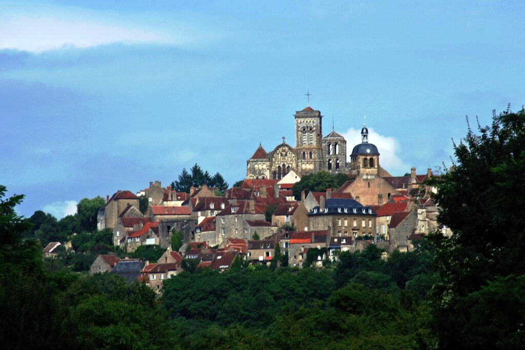 Vézelay et sa basilique sur la colline