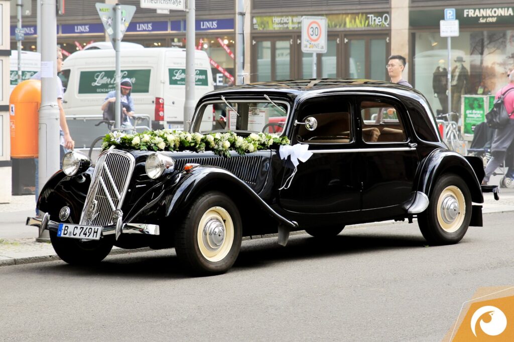 Voiture de mariage décorée