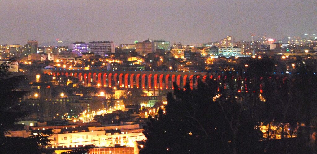 VTC Arcueil – This photograph shows the "Aqueduc de la Vanne" and the "Aqueduc Medicis" illimunated. It