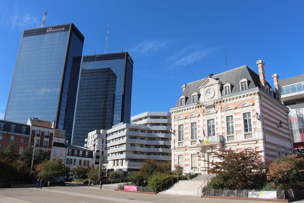 VTC Bagnolet – Les tours Mercuriales et l'ancien hôtel de ville de Bagnolet par une matinée ensoleillée d