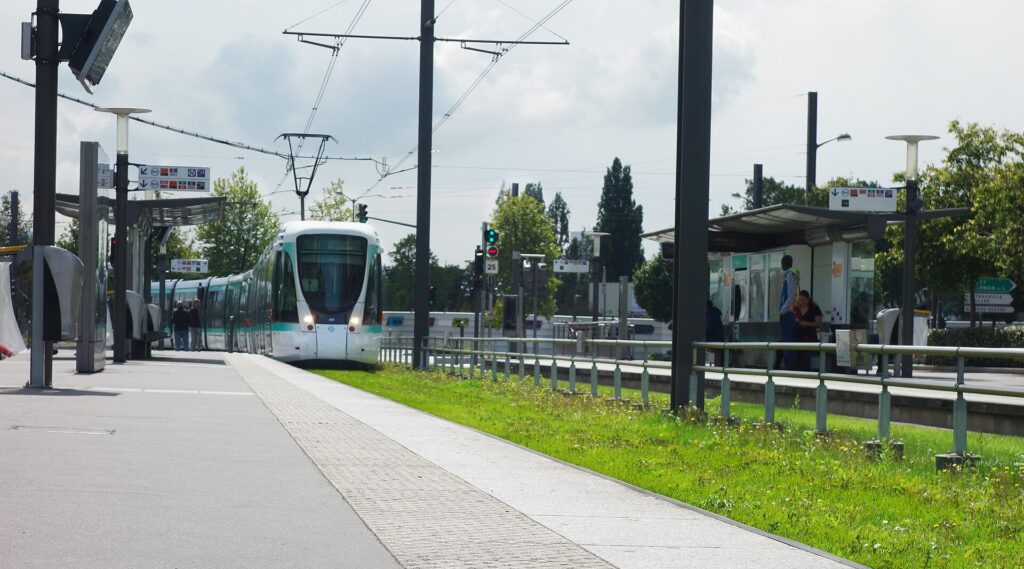 Tramway T2 à la station Pont de Bezons