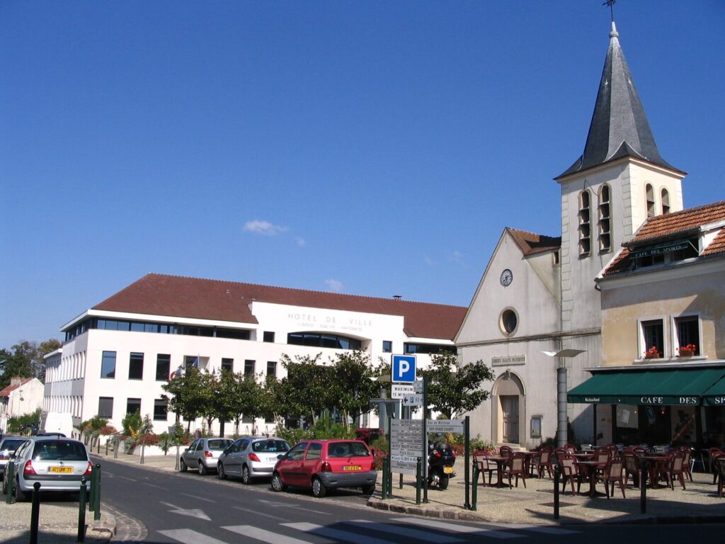 VTC Champs-sur-Marne – The church and town hall of Champs-sur-Marne, Seine-et-Marne, France.