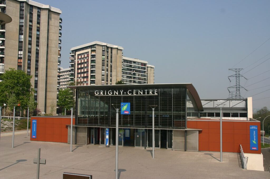 VTC Grigny – La Gare de Grigny-Centre , Grigny, département de l'Essonne, France