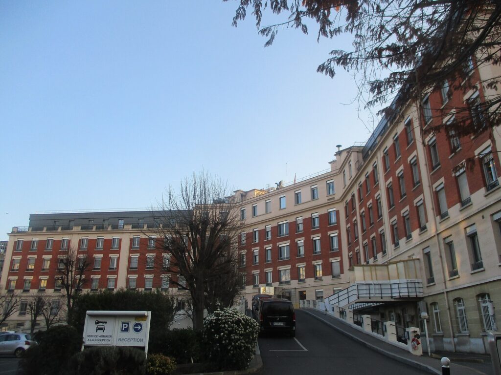Hôpital américain de Paris – Entrée de l'hôpital américain, boulevard de La Saussaye à Neuilly.