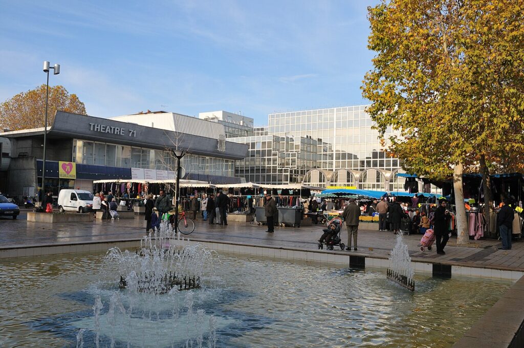 Place du 11-Novembre et Théâtre 71 à Malakoff