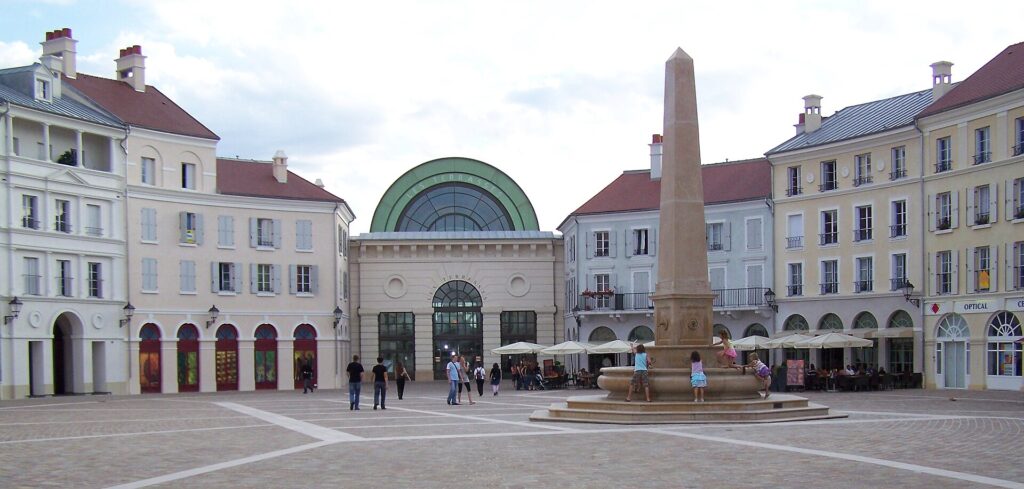 VTC Marne-la-Vallée – Serris (Seine-et-Marne, Île-de-France, France) : Place de Toscane.