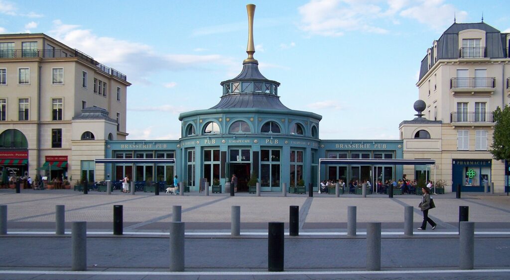 VTC Serris – Serris (Seine-et-Marne, Île-de-France, France) : La place d'Ariane et l'Agape Café.