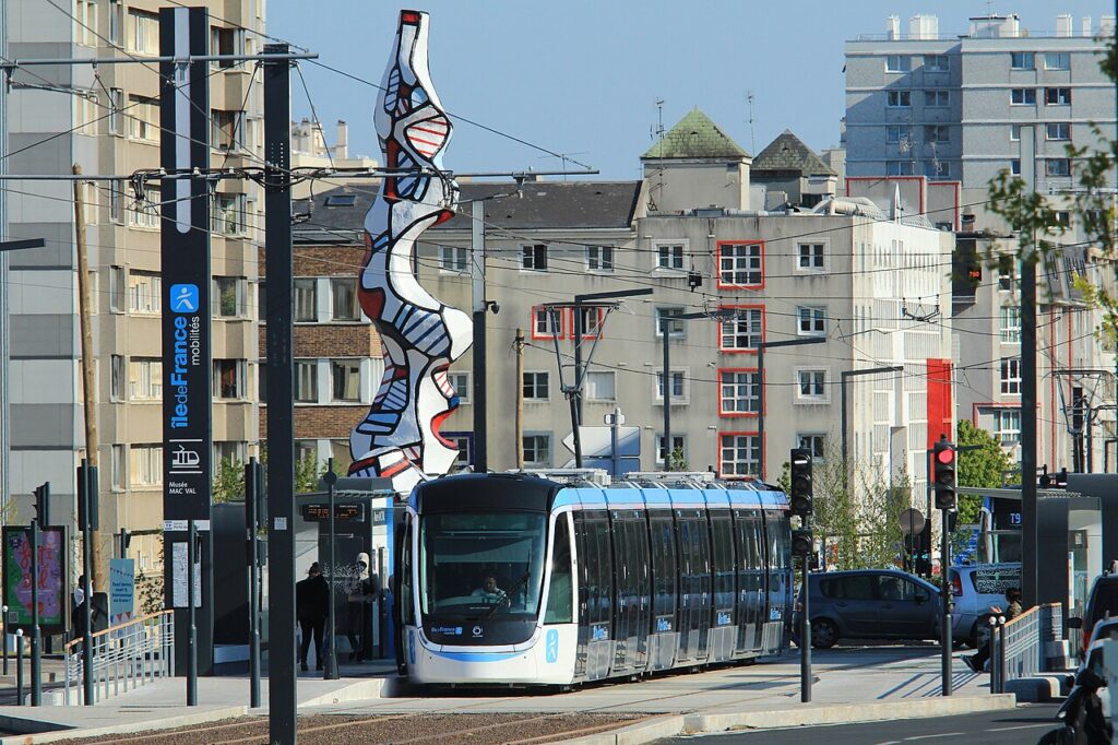 Le tramway devant le MAC VAL à Vitry-sur-Seine